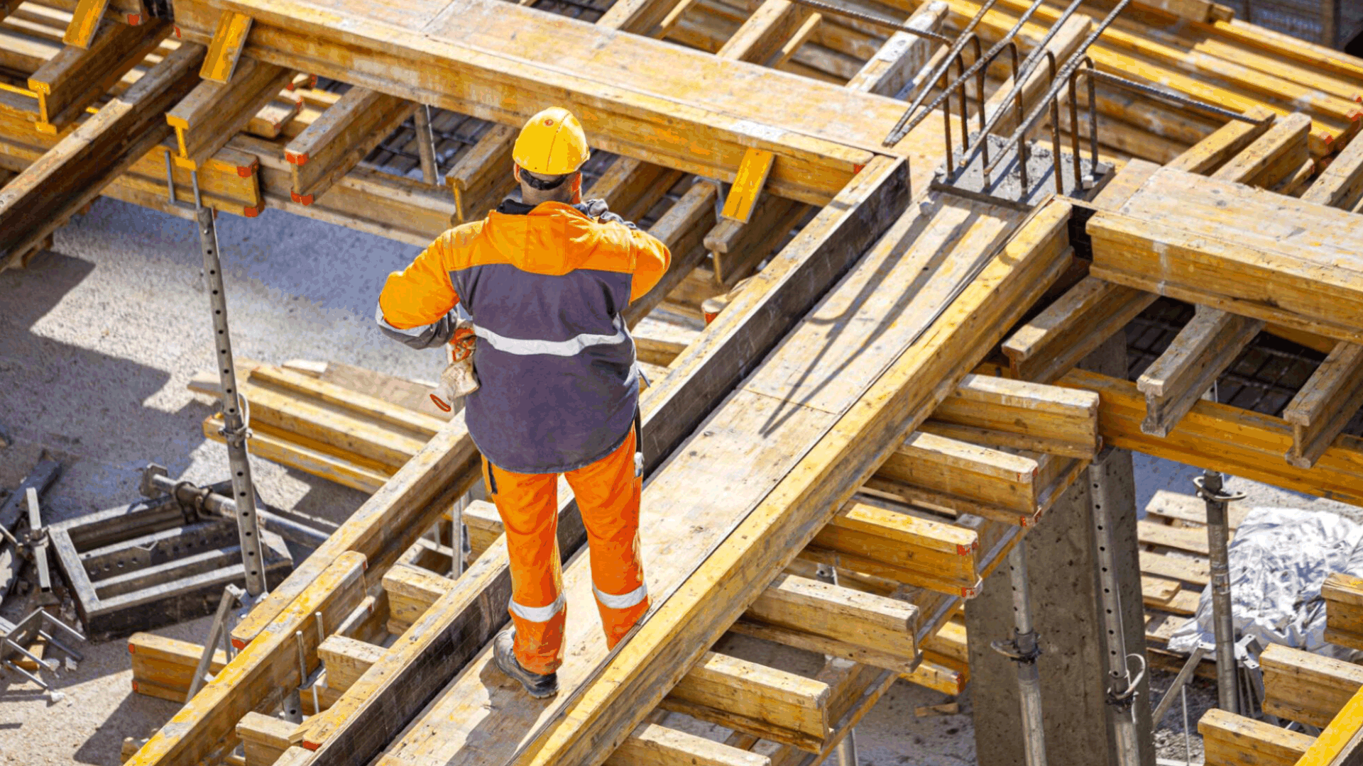 Pekerja Konstruksi Mengecek Bekisting