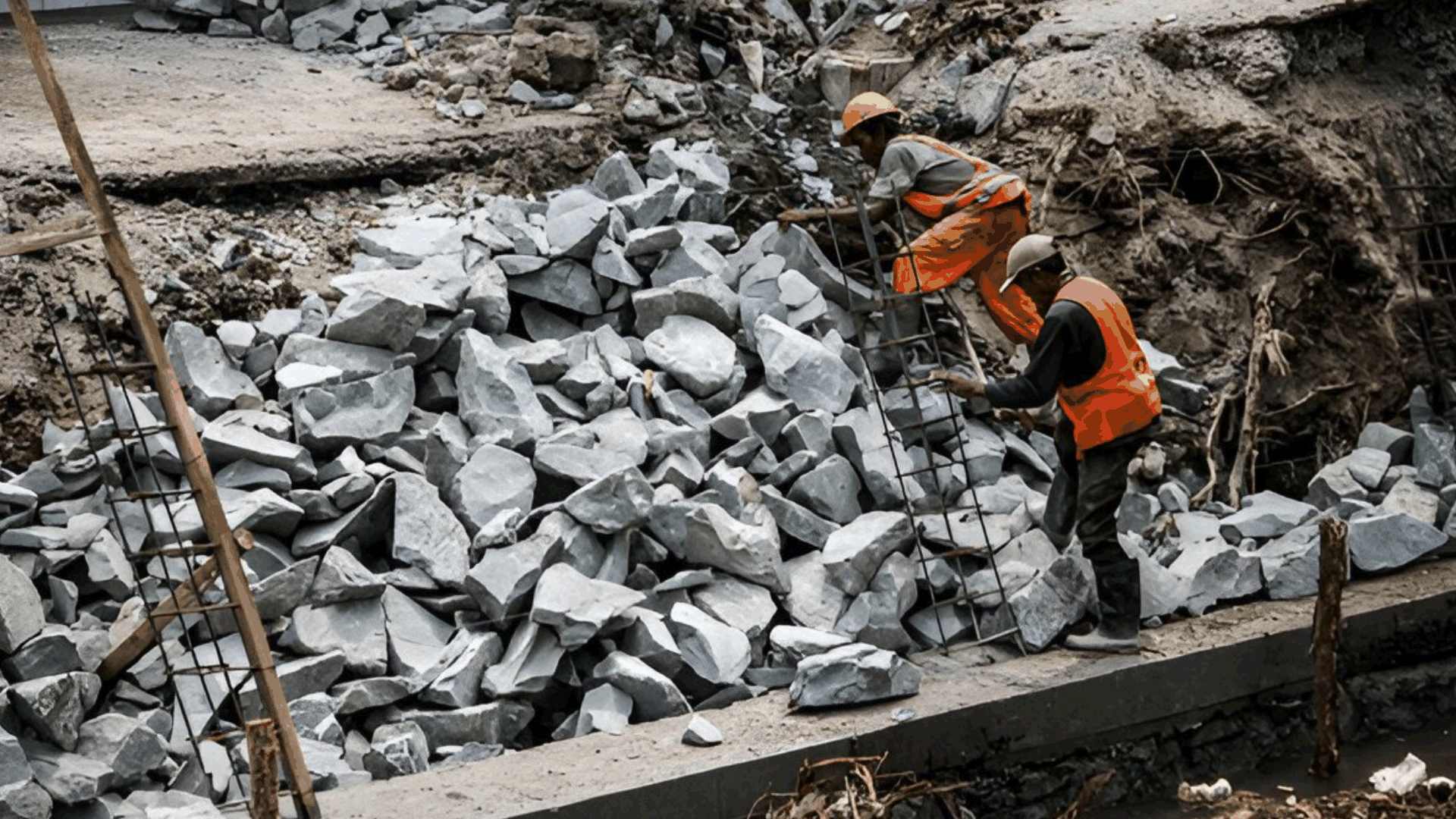 Pekerja Konstruksi Sedang Membuat DPT